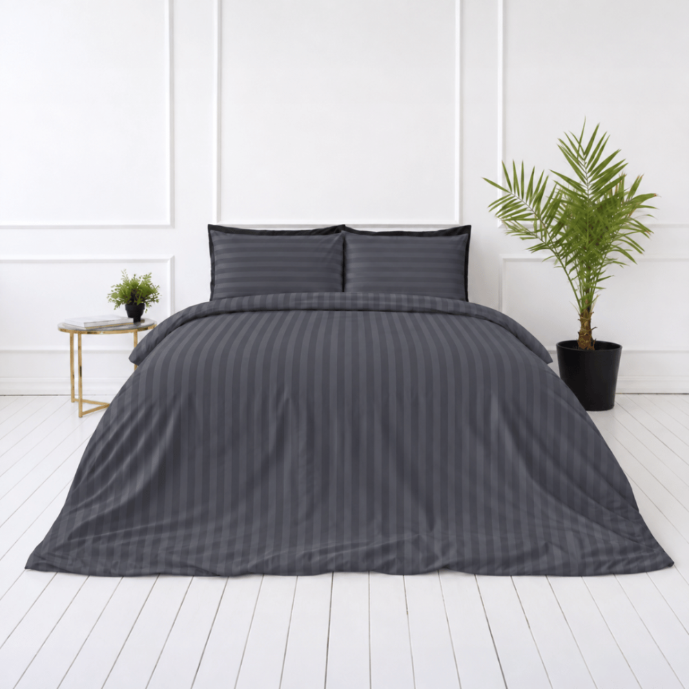 Premium satiinipussilakanasetti „Dark Grey Stripe Sateen“. Mako satiini vuodevaatteet, 140x200 cm, 150x210 cm, 160x200 cm, 180x200 cm, 200x200 cm, 200x220 cm, 240x220 cm. Tummanharmaat tyynyliinat, joissa on vaakaraidat. Premium satiinipussilakanasetti „Dark Grey Stripe Sateen“. Mako satiini vuodevaatteet, 140x200 cm, 150x210 cm, 160x200 cm, 180x200 cm, 200x200 cm, 200x220 cm, 240x220 cm. Tummanharmaat tyynyliinat, joissa on vaakaraidat.