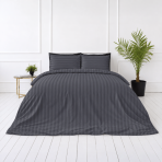 Premium satiinipussilakanasetti „Dark Grey Stripe Sateen“. Mako satiini vuodevaatteet, 140x200 cm, 150x210 cm, 160x200 cm, 180x200 cm, 200x200 cm, 200x220 cm, 240x220 cm. Tummanharmaat tyynyliinat, joissa on vaakaraidat. Premium satiinipussilakanasetti „Dark Grey Stripe Sateen“. Mako satiini vuodevaatteet, 140x200 cm, 150x210 cm, 160x200 cm, 180x200 cm, 200x200 cm, 200x220 cm, 240x220 cm. Tummanharmaat tyynyliinat, joissa on vaakaraidat.