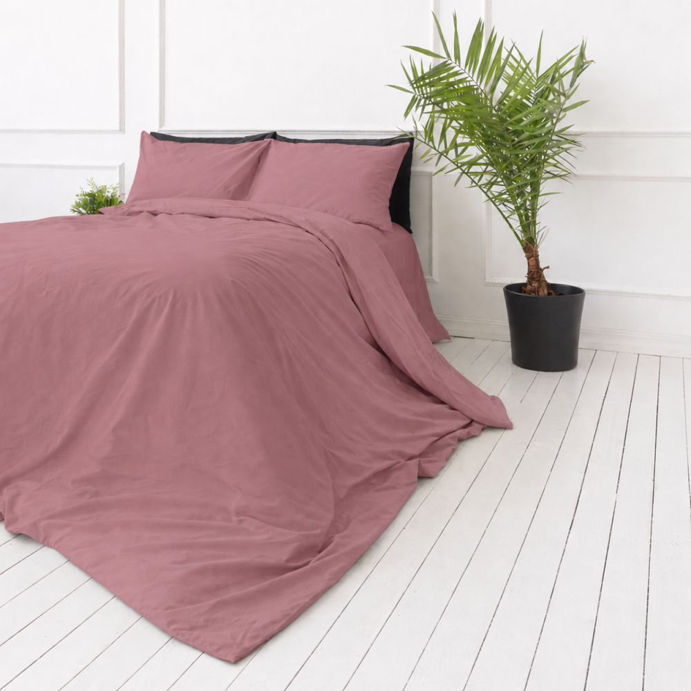 Premium satiinipussilakanasetti „Grape sateen“. Pussilakanasetti 150x210, 140x200 cm, 150x210 cm, 160x200 cm, 180x200 cm, 200x200 cm, 200x220 cm, 240x220 cm. Yksivärinen roosansävyinen pussilakanasetti pehmeällä designilla Premium satiinipussilakanasetti „Grape sateen“. Pussilakanasetti 150x210, 140x200 cm, 150x210 cm, 160x200 cm, 180x200 cm, 200x200 cm, 200x220 cm, 240x220 cm. Yksivärinen roosansävyinen pussilakanasetti pehmeällä designilla