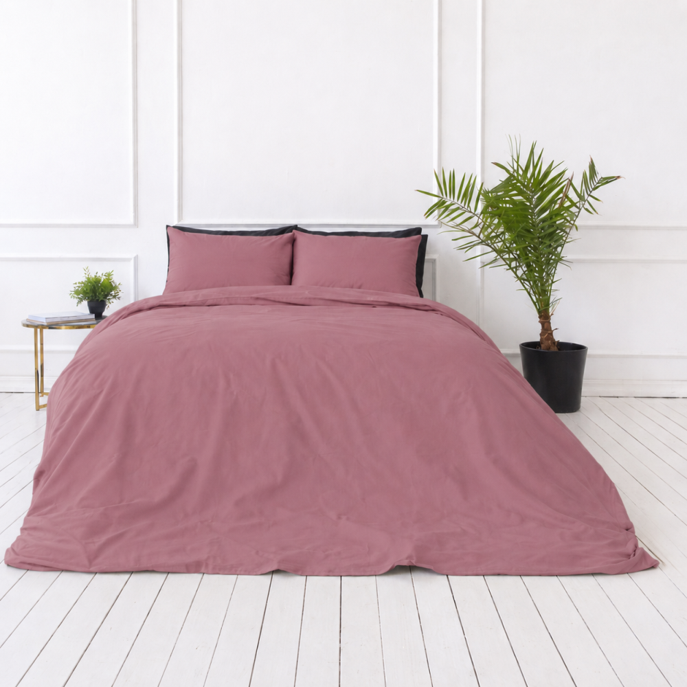 Premium satiinipussilakanasetti „Grape sateen“. Pussilakanasetti 150x210, 140x200 cm, 150x210 cm, 160x200 cm, 180x200 cm, 200x200 cm, 200x220 cm, 240x220 cm. Pehmeän roosa pussilakanasetti kodikkaaseen makuuhuoneeseen Premium satiinipussilakanasetti „Grape sateen“. Pussilakanasetti 150x210, 140x200 cm, 150x210 cm, 160x200 cm, 180x200 cm, 200x200 cm, 200x220 cm, 240x220 cm. Pehmeän roosa pussilakanasetti kodikkaaseen makuuhuoneeseen