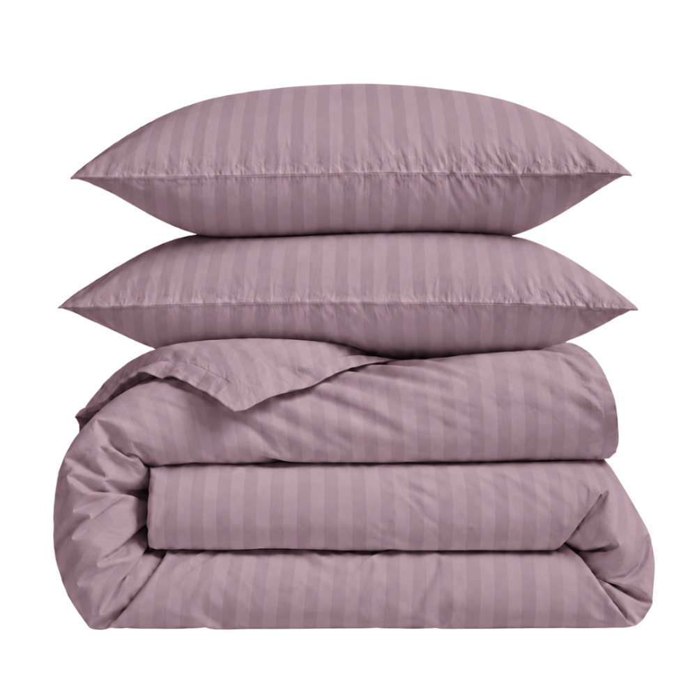 Premium satiinipussilakanasetti „Grape Stripe Sateen“. Mako satiini vuodevaatteet, 140x200 cm, 150x210 cm, 160x200 cm, 180x200 cm, 200x200 cm, 200x220 cm, 240x220 cm. Hillityn roosanvioletti pussilakanasetti, jossa on hienovaraisia raitoja. Premium satiinipussilakanasetti „Grape Stripe Sateen“. Mako satiini vuodevaatteet, 140x200 cm, 150x210 cm, 160x200 cm, 180x200 cm, 200x200 cm, 200x220 cm, 240x220 cm. Hillityn roosanvioletti pussilakanasetti, jossa on hienovaraisia raitoja.