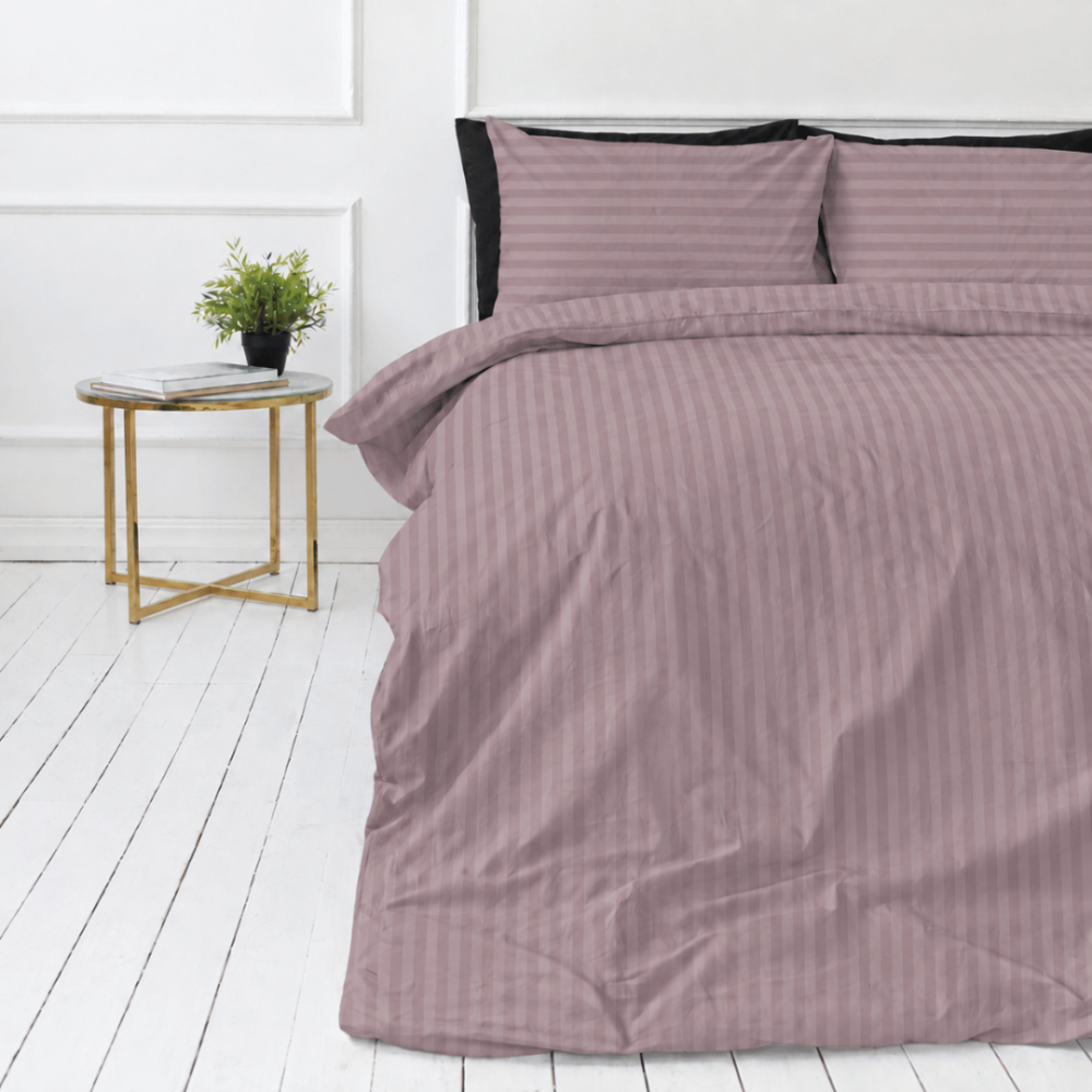 Premium satiinipussilakanasetti „Grape Stripe Sateen“. Mako satiini vuodevaatteet, 140x200 cm, 150x210 cm, 160x200 cm, 180x200 cm, 200x200 cm, 200x220 cm, 240x220 cm. Harmaanroosa vuodevaatesetti, jossa vuorottelevat vaaleammat ja tummemmat raidat. Premium satiinipussilakanasetti „Grape Stripe Sateen“. Mako satiini vuodevaatteet, 140x200 cm, 150x210 cm, 160x200 cm, 180x200 cm, 200x200 cm, 200x220 cm, 240x220 cm. Harmaanroosa vuodevaatesetti, jossa vuorottelevat vaaleammat ja tummemmat raidat.
