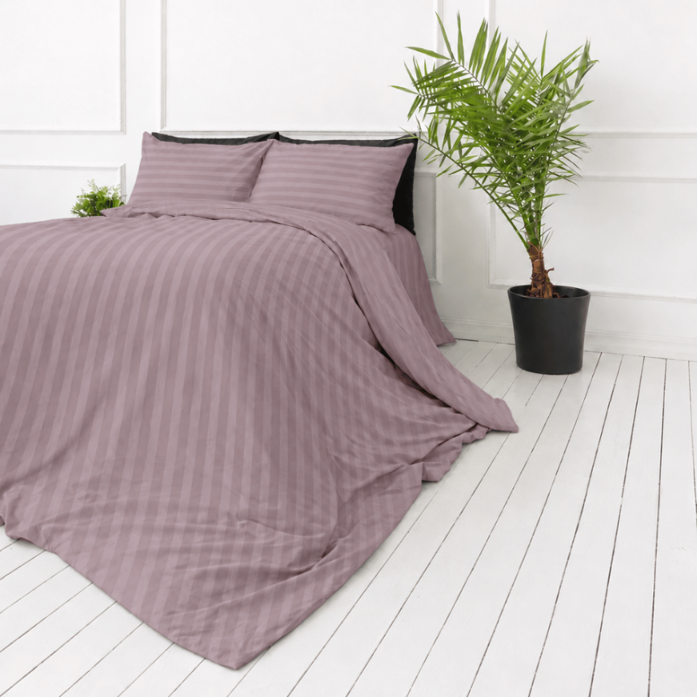 Premium satiinipussilakanasetti „Grape Stripe Sateen“. Mako satiini vuodevaatteet, 140x200 cm, 150x210 cm, 160x200 cm, 180x200 cm, 200x200 cm, 200x220 cm, 240x220 cm. Roosanvioletti pussilakana, jossa on pystysuorat raidat. Premium satiinipussilakanasetti „Grape Stripe Sateen“. Mako satiini vuodevaatteet, 140x200 cm, 150x210 cm, 160x200 cm, 180x200 cm, 200x200 cm, 200x220 cm, 240x220 cm. Roosanvioletti pussilakana, jossa on pystysuorat raidat.