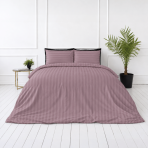 Premium satiinipussilakanasetti „Grape Stripe Sateen“. Mako satiini vuodevaatteet, 140x200 cm, 150x210 cm, 160x200 cm, 180x200 cm, 200x200 cm, 200x220 cm, 240x220 cm. Hillityn roosanvioletit tyynyliinat, joissa on vaakasuorat raidat. Premium satiinipussilakanasetti „Grape Stripe Sateen“. Mako satiini vuodevaatteet, 140x200 cm, 150x210 cm, 160x200 cm, 180x200 cm, 200x200 cm, 200x220 cm, 240x220 cm. Hillityn roosanvioletit tyynyliinat, joissa on vaakasuorat raidat.