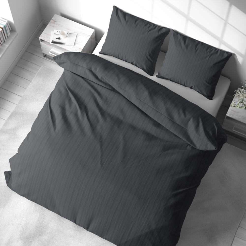 Premium satiinipussilakanasetti „Graphite Stripe Satin“. Satiinipussilakanasetti, 140x200 cm, 200x200 cm. Hienostunut raidallinen vuodevaatesetti intensiivisessä harmaassa.
