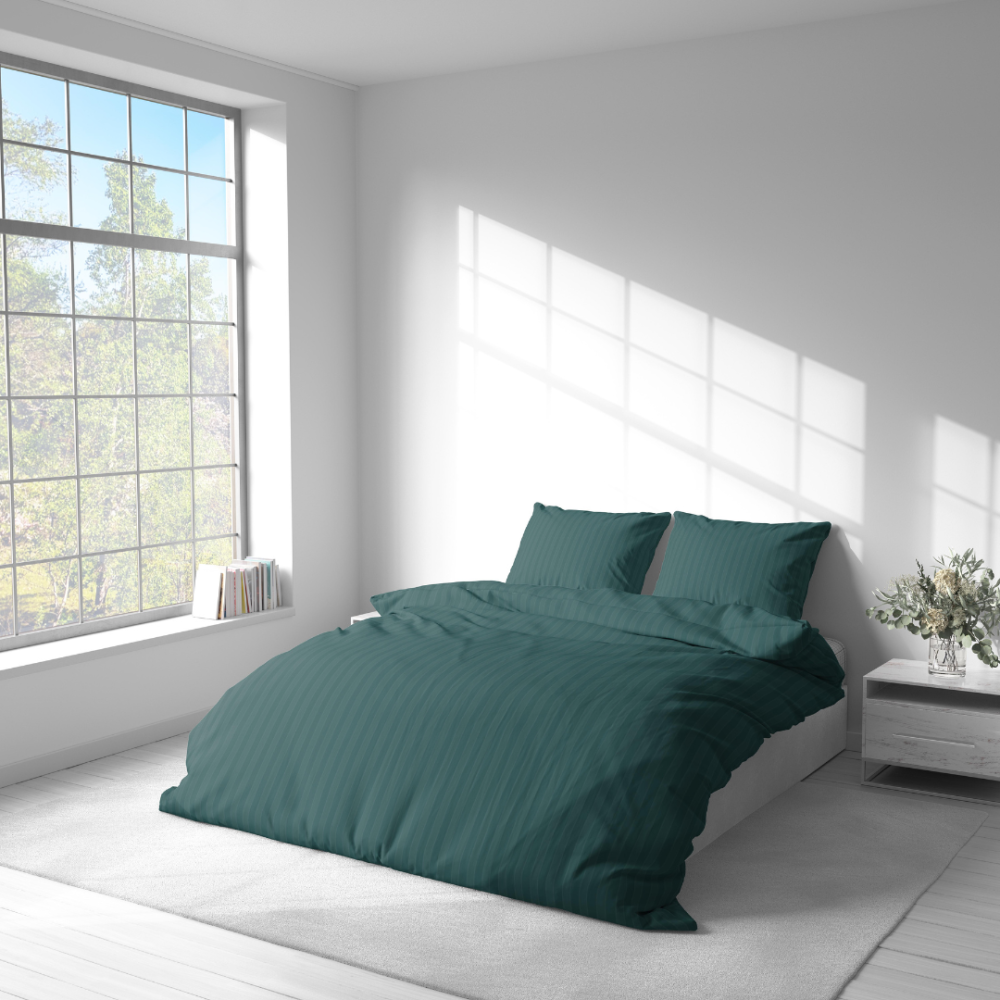 Premium satiinipussilakanasetti „Green Stripe Satin“. Satiinipussilakanasetti, 140x200 cm, 200x200 cm. Tyylikäs raidallinen muotoilu intensiivisessä tummanvihreässä.