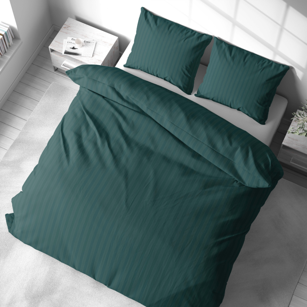 Premium satiinipussilakanasetti „Green Stripe Satin“. Satiinipussilakanasetti, 140x200 cm, 200x200 cm. Ylellinen tummanvihreä vuodevaatesetti ohuilla raidoilla.