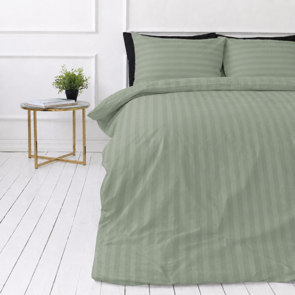 Premium satiinipussilakanasetti „Pistachio Stripe Sateen“. Pussilakanasetti 150x210, 140x200 cm, 150x210 cm, 160x200 cm, 180x200 cm, 200x200 cm, 200x220 cm, 240x220 cm. Pastellinvihreä vuodevaate pehmeällä raidallisella designilla