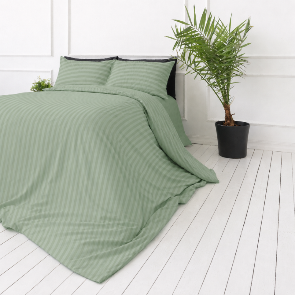 Premium satiinipussilakanasetti „Pistachio Stripe Sateen“. Pussilakanasetti 150x210, 140x200 cm, 150x210 cm, 160x200 cm, 180x200 cm, 200x200 cm, 200x220 cm, 240x220 cm. Vaaleanvihreä vuodevaatesetti tyylikkäillä raidoilla