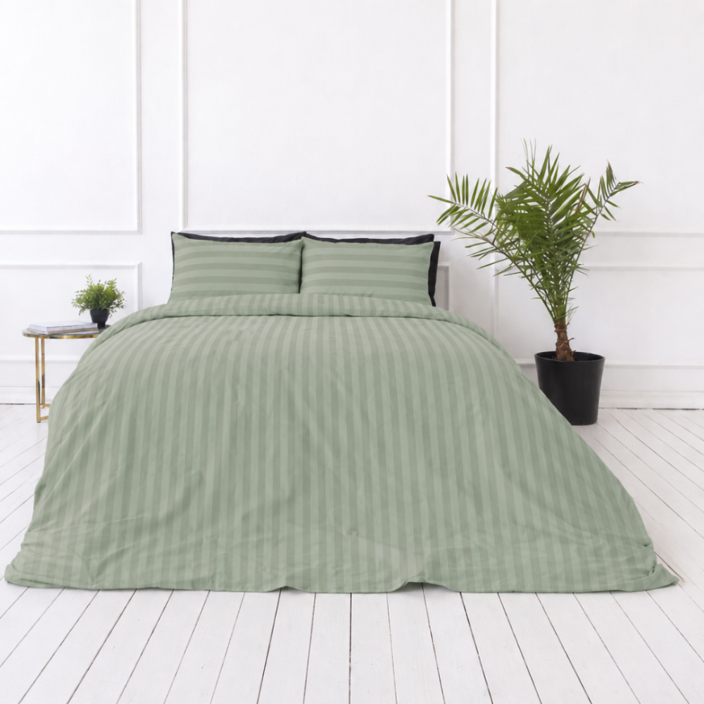 Premium satiinipussilakanasetti „Pistachio Stripe Sateen“. Pussilakanasetti 150x210, 140x200 cm, 150x210 cm, 160x200 cm, 180x200 cm, 200x200 cm, 200x220 cm, 240x220 cm. Vihreä raidallinen vuodevaatesetti hienovaraisella sävykuviolla