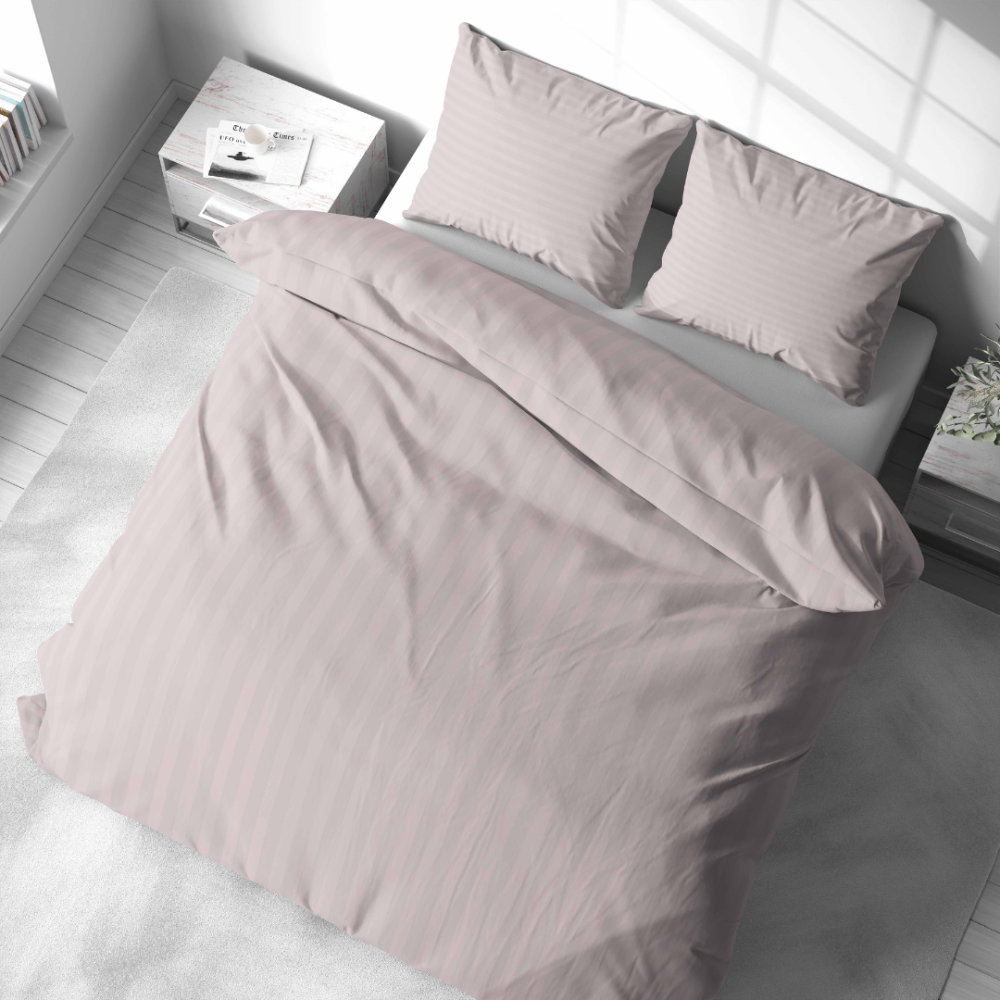 Premium satiinipussilakanasetti „Seashell Pink Stripe Satin“. Pussilakanasetti 150x210, 140x200 cm, 150x210 cm, 160x200 cm, 180x200 cm, 200x200 cm, 200x220 cm. Pehmeän korallinroosa raidallinen pussilakanasetti sängyllä