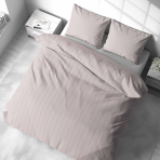 Premium satiinipussilakanasetti „Seashell Pink Stripe Satin“. Pussilakanasetti 150x210, 140x200 cm, 150x210 cm, 160x200 cm, 180x200 cm, 200x200 cm, 200x220 cm. Pehmeän korallinroosa raidallinen pussilakanasetti sängyllä