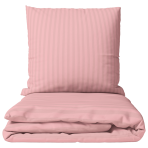 Premium satiinipussilakanasetti „Seashell Pink Stripe Sateen“. Pussilakanasetti 150x210, 140x200 cm, 150x210 cm, 160x200 cm, 180x200 cm, 200x200 cm, 200x220 cm, 240x220 cm. Vaalean korallinroosa raidallinen pussilakanasetti valoisassa makuuhuoneessa