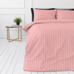 Premium satiinipussilakanasetti „Seashell Pink Stripe Sateen“. Pussilakanasetti 150x210, 140x200 cm, 150x210 cm, 160x200 cm, 180x200 cm, 200x200 cm, 200x220 cm, 240x220 cm. Pehmeä korallinvaaleanpunainen satiininen pussilakanasetti