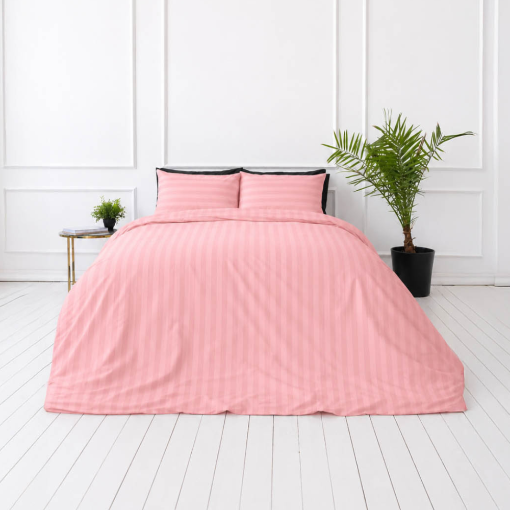 Premium satiinipussilakanasetti „Seashell Pink Stripe Sateen“. Pussilakanasetti 150x210, 140x200 cm, 150x210 cm, 160x200 cm, 180x200 cm, 200x200 cm, 200x220 cm, 240x220 cm. Pehmeän korallinroosa raidallinen pussilakanasetti sängyllä