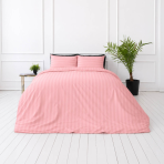 Premium satiinipussilakanasetti „Seashell Pink Stripe Sateen“. Pussilakanasetti 150x210, 140x200 cm, 150x210 cm, 160x200 cm, 180x200 cm, 200x200 cm, 200x220 cm, 240x220 cm. Pehmeän korallinroosa raidallinen pussilakanasetti sängyllä