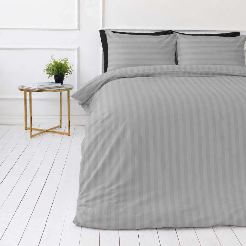 Premium satiinipussilakanasetti „Silver Stripe Sateen“. Pussilakanasetti 150x210, 140x200 cm, 150x210 cm, 160x200 cm, 180x200 cm, 200x200 cm, 200x220 cm, 240x220 cm. Harmaa raidallinen vuodevaatesetti pehmeällä satiiniefektillä