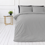 Premium satiinipussilakanasetti „Silver Stripe Sateen“. Pussilakanasetti 150x210, 140x200 cm, 150x210 cm, 160x200 cm, 180x200 cm, 200x200 cm, 200x220 cm, 240x220 cm. Harmaa raidallinen vuodevaatesetti pehmeällä satiiniefektillä