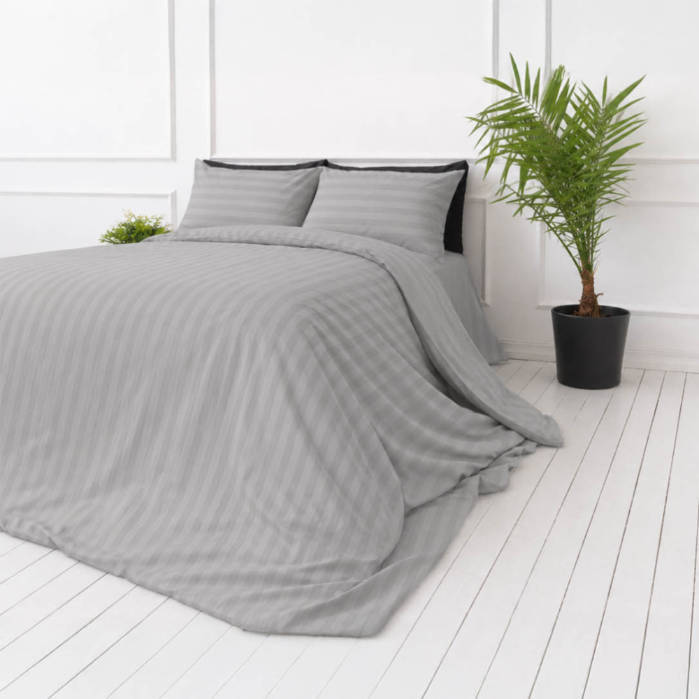 Premium satiinipussilakanasetti „Silver Stripe Sateen“. Pussilakanasetti 150x210, 140x200 cm, 150x210 cm, 160x200 cm, 180x200 cm, 200x200 cm, 200x220 cm, 240x220 cm. Vaaleanharmaa vuodevaate tyylikkäillä sävy sävyyn -raidoilla