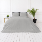 Premium satiinipussilakanasetti „Silver Stripe Sateen“. Pussilakanasetti 150x210, 140x200 cm, 150x210 cm, 160x200 cm, 180x200 cm, 200x200 cm, 200x220 cm, 240x220 cm. Vaaleanharmaa vuodevaatesetti hienovaraisilla raidoilla