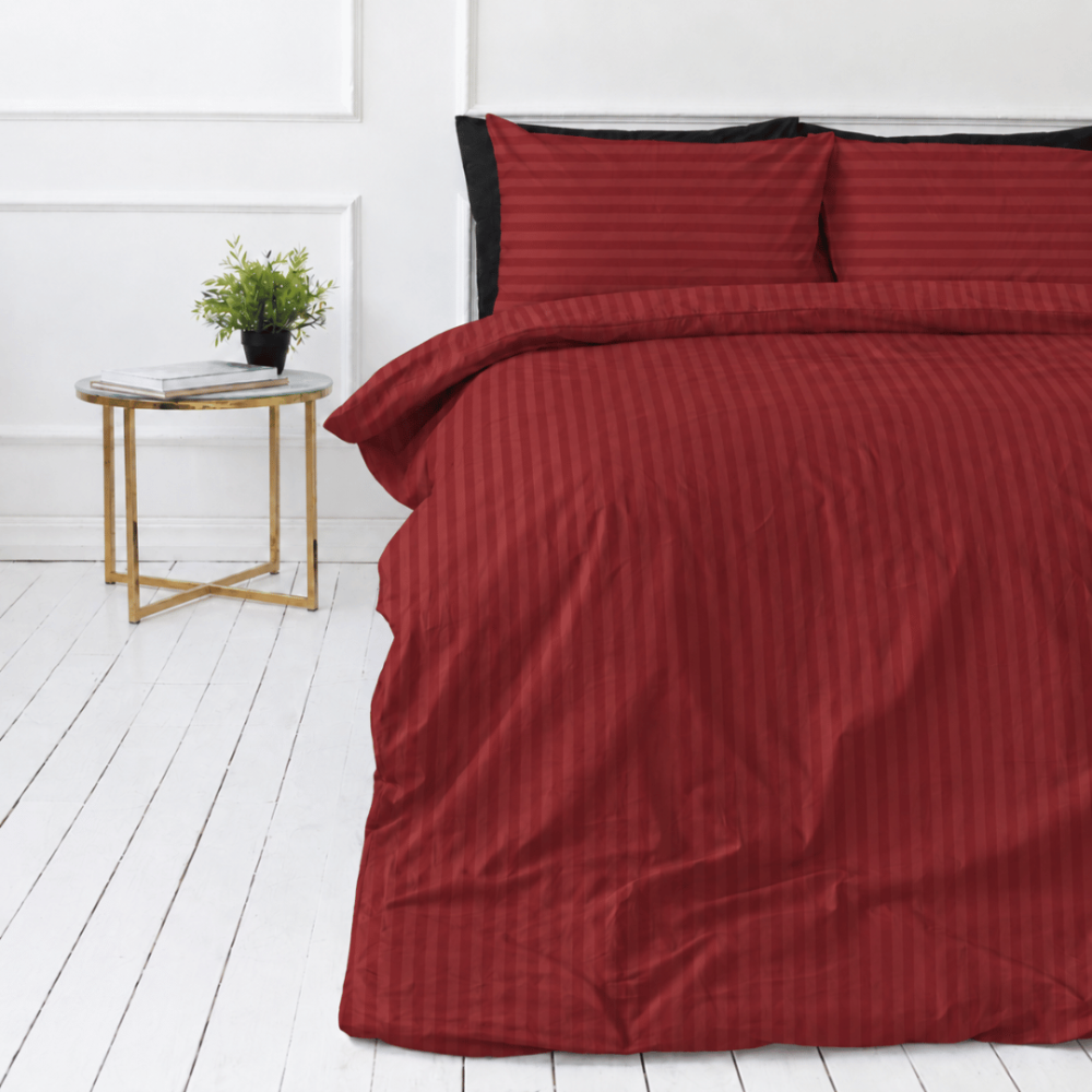 Premium satiinipussilakanasetti „Sun-dried Tomato Stripe Sateen“. Mako satiini vuodevaatteet, 140x200 cm, 150x210 cm, 160x200 cm, 180x200 cm, 200x200 cm, 200x220 cm, 240x220 cm. Tummanpunaiset vuodevaatteet, joissa vuorottelevat vaaleammat ja tummemmat raidat. Premium satiinipussilakanasetti „Sun-dried Tomato Stripe Sateen“. Mako satiini vuodevaatteet, 140x200 cm, 150x210 cm, 160x200 cm, 180x200 cm, 200x200 cm, 200x220 cm, 240x220 cm. Tummanpunaiset vuodevaatteet, joissa vuorottelevat vaaleammat ja tummemmat raidat.