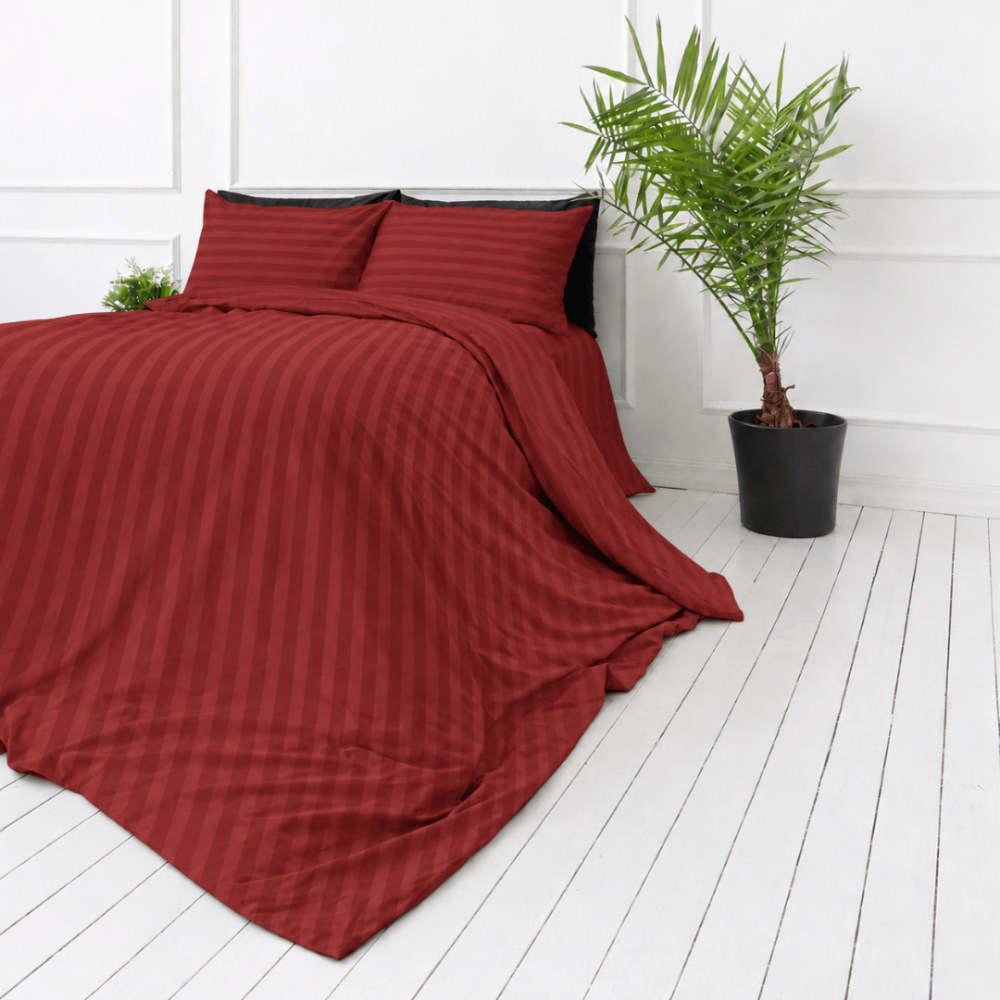 Premium satiinipussilakanasetti „Sun-dried Tomato Stripe Sateen“. Mako satiini vuodevaatteet, 140x200 cm, 150x210 cm, 160x200 cm, 180x200 cm, 200x200 cm, 200x220 cm, 240x220 cm. Viininpunainen pussilakana, jossa on pystyraidat. Premium satiinipussilakanasetti „Sun-dried Tomato Stripe Sateen“. Mako satiini vuodevaatteet, 140x200 cm, 150x210 cm, 160x200 cm, 180x200 cm, 200x200 cm, 200x220 cm, 240x220 cm. Viininpunainen pussilakana, jossa on pystyraidat.