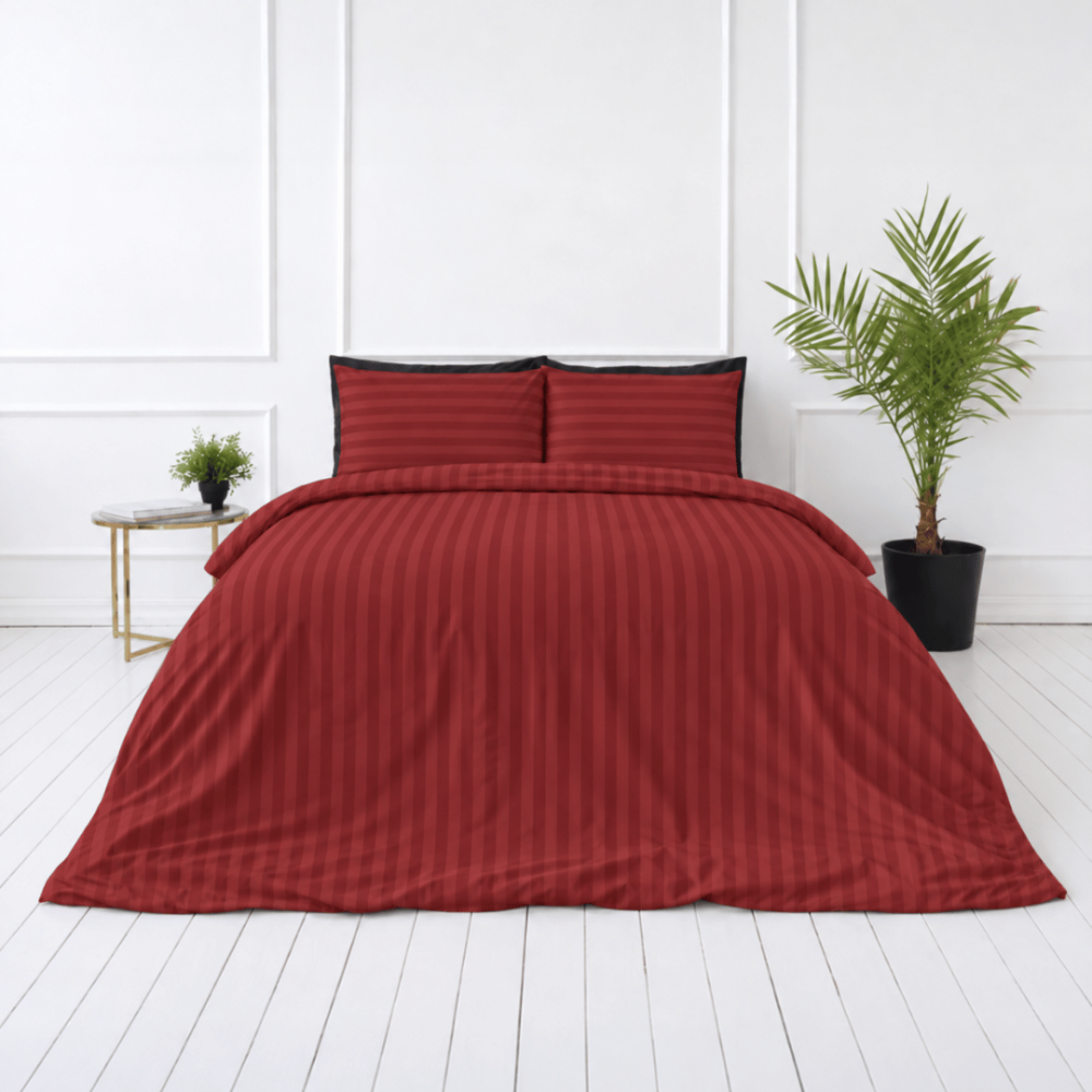 Premium satiinipussilakanasetti „Sun-dried Tomato Stripe Sateen“. Mako satiini vuodevaatteet, 140x200 cm, 150x210 cm, 160x200 cm, 180x200 cm, 200x200 cm, 200x220 cm, 240x220 cm. Täyteläisen punaiset tyynyliinat, joissa on vaakaraidat. Premium satiinipussilakanasetti „Sun-dried Tomato Stripe Sateen“. Mako satiini vuodevaatteet, 140x200 cm, 150x210 cm, 160x200 cm, 180x200 cm, 200x200 cm, 200x220 cm, 240x220 cm. Täyteläisen punaiset tyynyliinat, joissa on vaakaraidat.