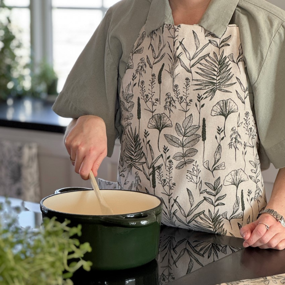 Esiliina „Ralph apron“. Esiliinat. Esiliina hienovaraisilla harmaanvihreillä lehti- ja kasviaiheilla Esiliina „Ralph apron“. Esiliinat. Esiliina hienovaraisilla harmaanvihreillä lehti- ja kasviaiheilla