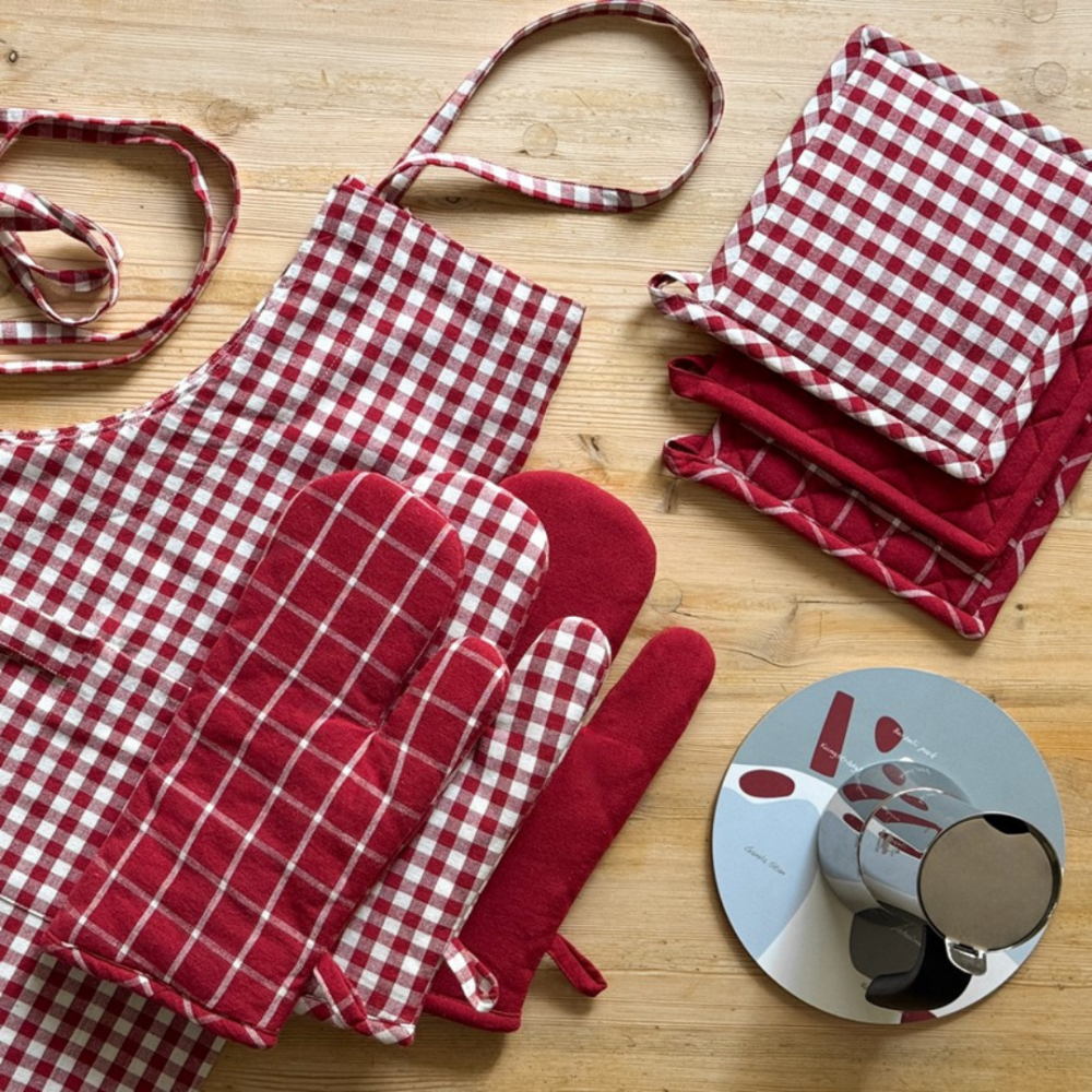 Esiliina „Ulla apron“. Esiliinat. Keittiöesiliina pienillä punaisilla ja valkoisilla ruuduilla