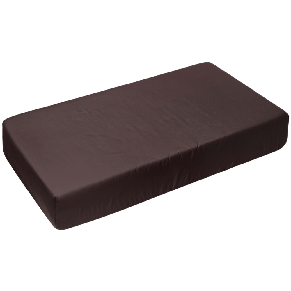 Satiini muotoonommeltu lakana „Brown Sateen“. Muotoonommeltu lakana 160x200, 90x200 cm, 140x200 cm, 160x200 cm, 180x200 cm. Yksivärinen tummanruskea muotoonommeltu lakana ilman kuvioita. Satiini muotoonommeltu lakana „Brown Sateen“. Muotoonommeltu lakana 160x200, 90x200 cm, 140x200 cm, 160x200 cm, 180x200 cm. Yksivärinen tummanruskea muotoonommeltu lakana ilman kuvioita.