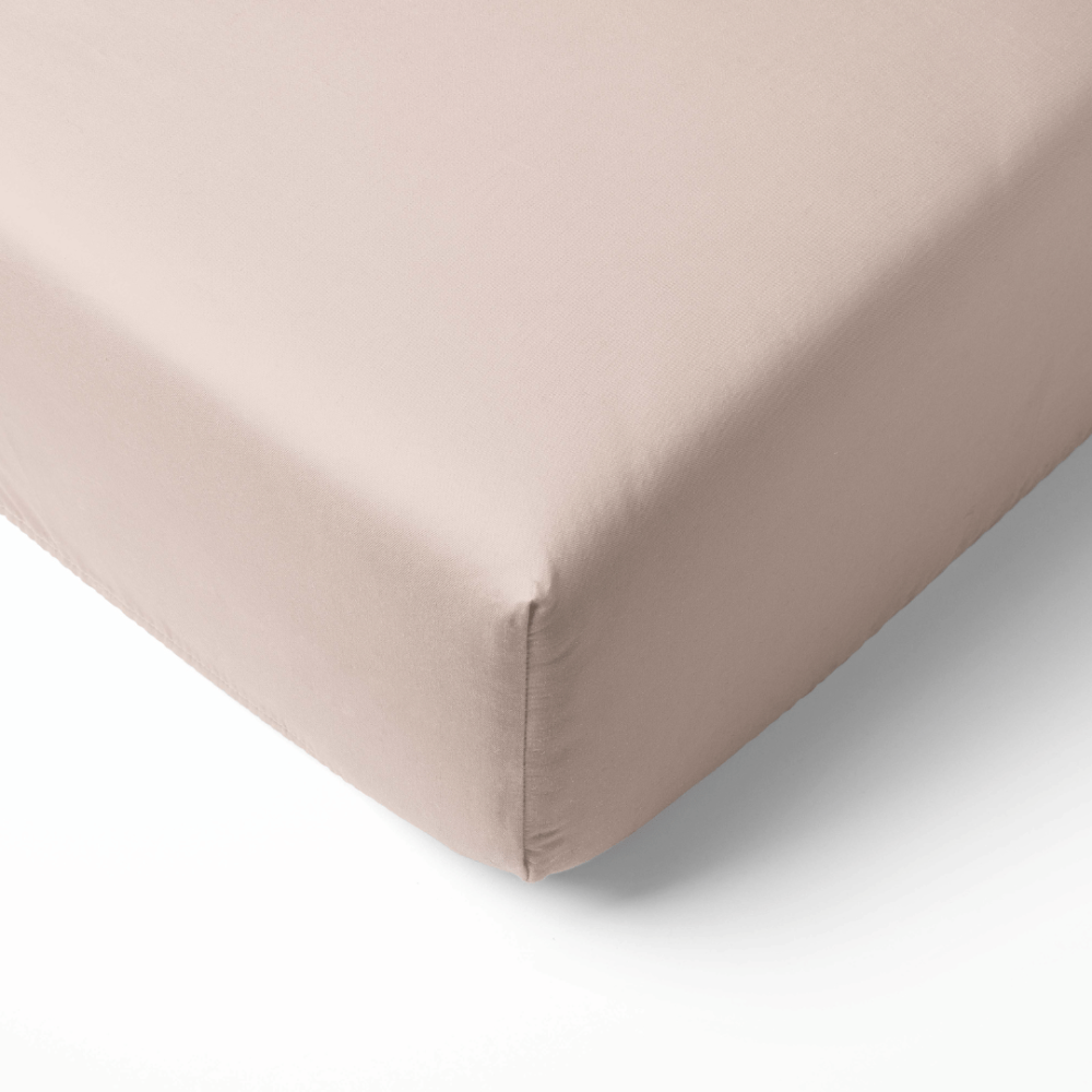 Satiini muotoonommeltu lakana „Classic Coffee Sateen“. Muotoonommeltu lakana 160x200, 90x200 cm, 140x200 cm, 160x200 cm, 180x200 cm. Roosanbeige muotoonommeltu lakana pehmeässä pastellisävyssä.