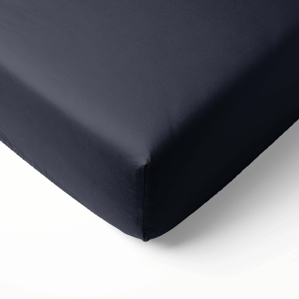 Satiini muotoonommeltu lakana „Dark Grey Sateen“. Muotoonommeltu lakana 160x200, 90x200 cm, 140x200 cm, 160x200 cm, 180x200 cm. Grafiitinharmaa muotoonommeltu lakana, jossa on hienovarainen sinertävä pohjasävy. Satiini muotoonommeltu lakana „Dark Grey Sateen“. Muotoonommeltu lakana 160x200, 90x200 cm, 140x200 cm, 160x200 cm, 180x200 cm. Grafiitinharmaa muotoonommeltu lakana, jossa on hienovarainen sinertävä pohjasävy.