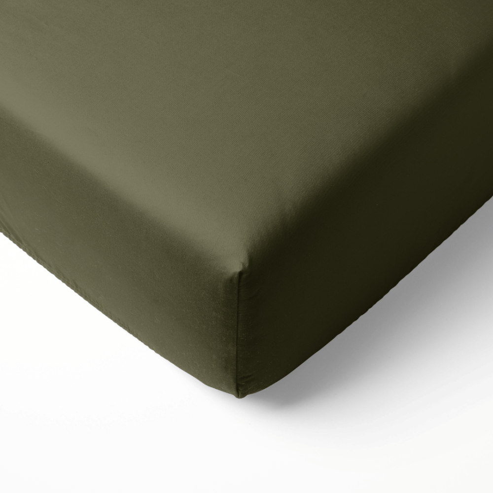 Satiini muotoonommeltu lakana „Moss Green Sateen“. Muotoonommeltu lakana 160x200, 90x200 cm, 140x200 cm, 160x200 cm, 180x200 cm. Muotoonommeltu lakana hillityssä khakinvihreän sävyssä. Satiini muotoonommeltu lakana „Moss Green Sateen“. Muotoonommeltu lakana 160x200, 90x200 cm, 140x200 cm, 160x200 cm, 180x200 cm. Muotoonommeltu lakana hillityssä khakinvihreän sävyssä.