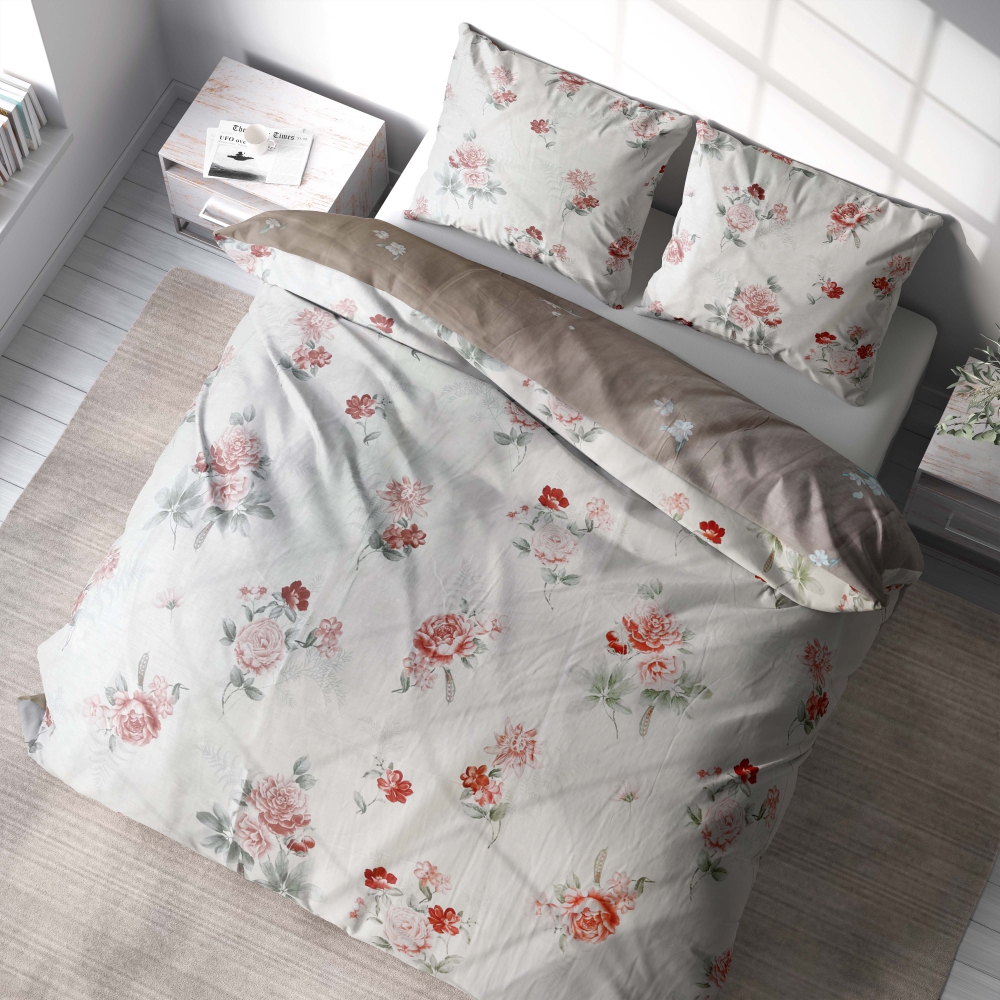 Satiini tyynynpäällinen „Pure Romance“. Kukallinen päällinen vaaleanpunaisilla ja punaisilla kukilla.