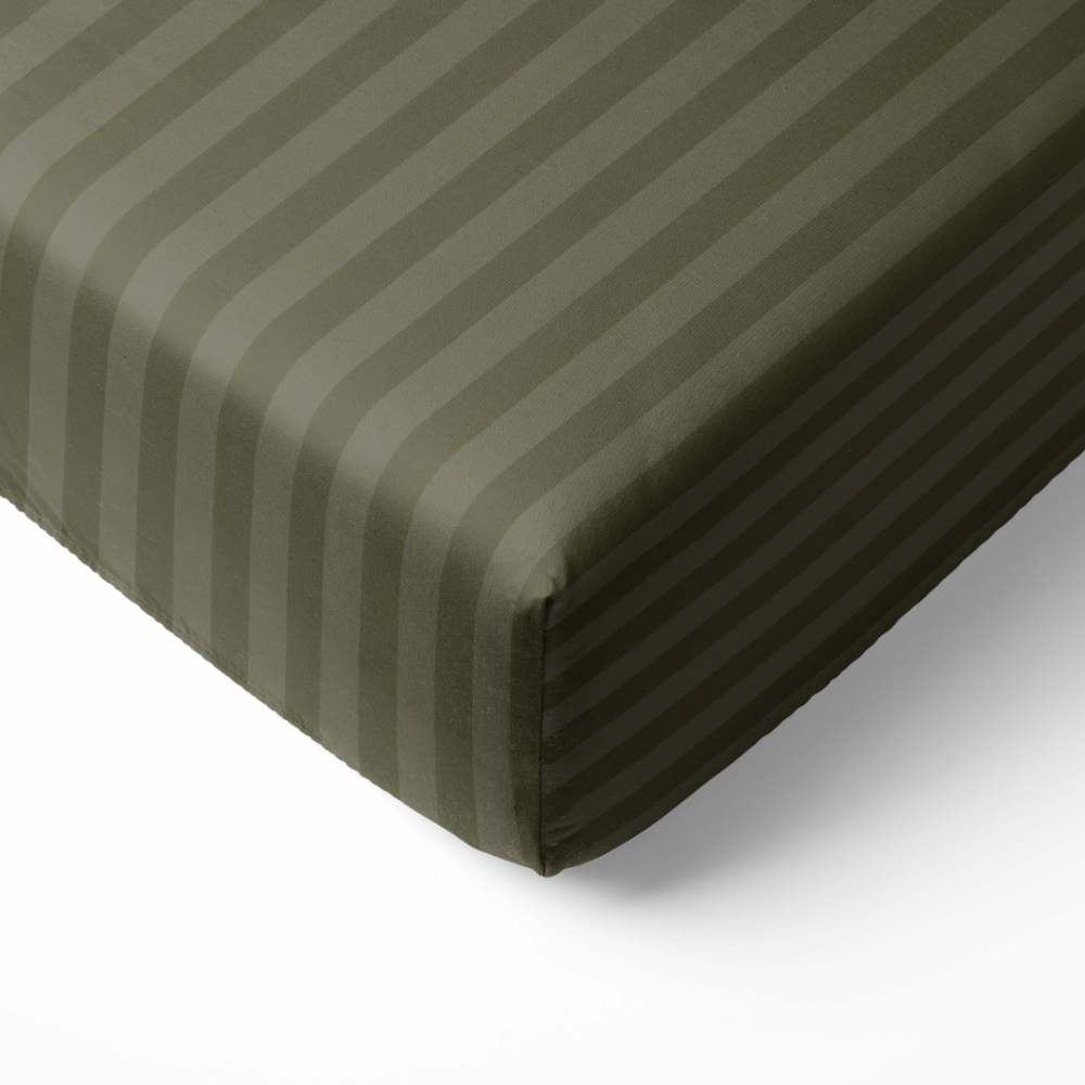 Satiinialuslakana „Moss Green Stripe Satin flat sheet“, 150x220 cm, 200x220 cm, 220x240 cm. Tummanoliivinvihreä aluslakana satiinimaisilla vaakaraidoilla