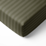 Satiinialuslakana „Moss Green Stripe Satin flat sheet“, 150x220 cm, 200x220 cm, 220x240 cm. Tummanoliivinvihreä aluslakana satiinimaisilla vaakaraidoilla