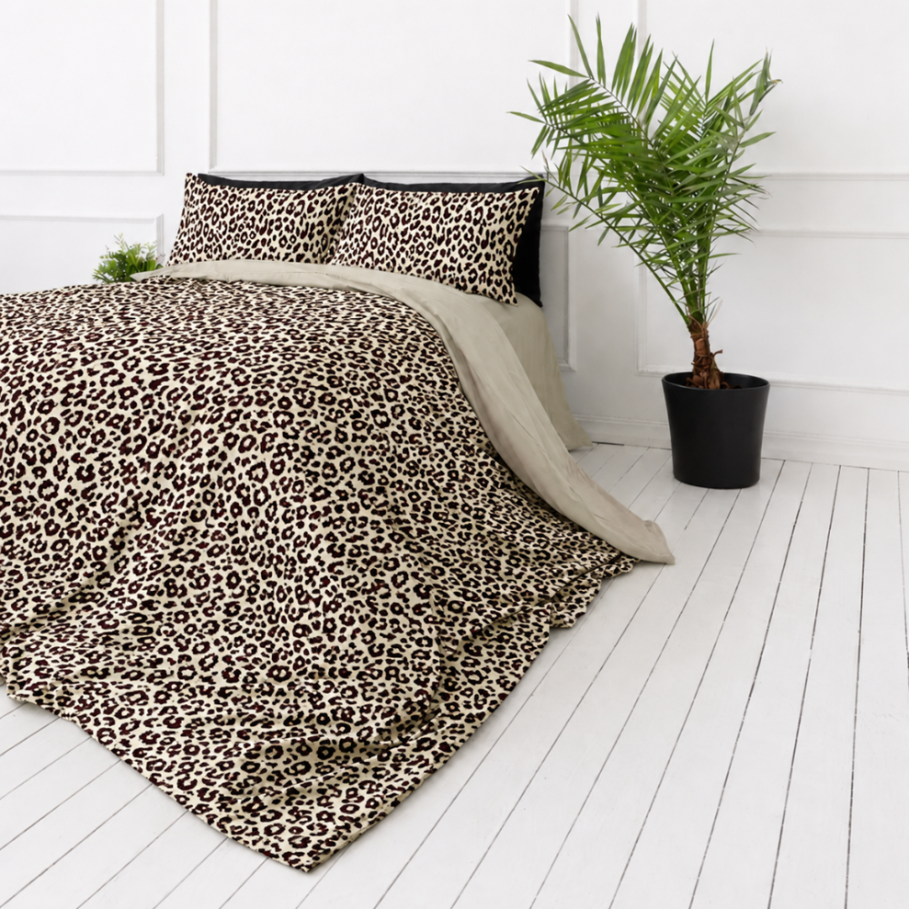 Satiinipussilakanasetti „Exotic Leopard“. Kuvioitu pussilakanasetti, 140x200 cm, 200x200 cm, 200x220 cm. Hiekanvärinen vuodevaatesetti mustanruskeilla leopardiaiheilla Satiinipussilakanasetti „Exotic Leopard“. Kuvioitu pussilakanasetti, 140x200 cm, 200x200 cm, 200x220 cm. Hiekanvärinen vuodevaatesetti mustanruskeilla leopardiaiheilla