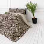 Satiinipussilakanasetti „Exotic Leopard“. Kuvioitu pussilakanasetti, 140x200 cm, 200x200 cm, 200x220 cm. Hiekanvärinen vuodevaatesetti mustanruskeilla leopardiaiheilla Satiinipussilakanasetti „Exotic Leopard“. Kuvioitu pussilakanasetti, 140x200 cm, 200x200 cm, 200x220 cm. Hiekanvärinen vuodevaatesetti mustanruskeilla leopardiaiheilla