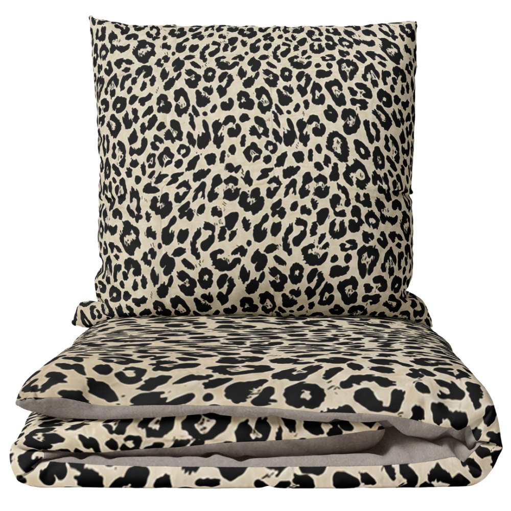 Satiinipussilakanasetti „Exotic Leopard“. Kuvioitu pussilakanasetti, 140x200 cm, 200x200 cm, 200x220 cm. Kermanvärinen vuodevaatesetti mustalla leopardikuviolla Satiinipussilakanasetti „Exotic Leopard“. Kuvioitu pussilakanasetti, 140x200 cm, 200x200 cm, 200x220 cm. Kermanvärinen vuodevaatesetti mustalla leopardikuviolla