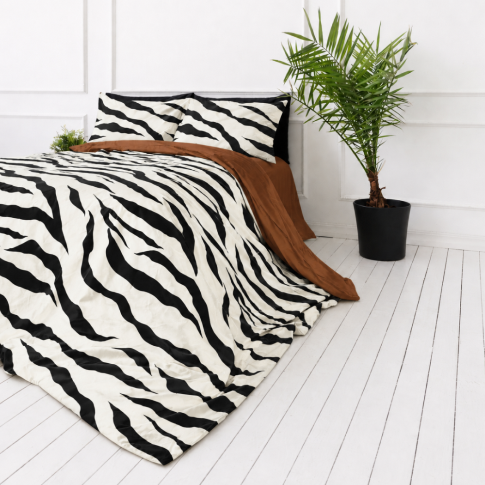 Satiinipussilakanasetti „Exotic Zebra“. Valkoinen pussilakanasetti, 140x200 cm, 200x200 cm, 200x220 cm. Valkoinen vuodevaatesetti näyttävillä mustilla seepratyylisillä raidoilla Satiinipussilakanasetti „Exotic Zebra“. Valkoinen pussilakanasetti, 140x200 cm, 200x200 cm, 200x220 cm. Valkoinen vuodevaatesetti näyttävillä mustilla seepratyylisillä raidoilla