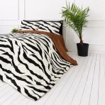 Satiinipussilakanasetti „Exotic Zebra“. Valkoinen pussilakanasetti, 140x200 cm, 200x200 cm, 200x220 cm. Valkoinen vuodevaatesetti näyttävillä mustilla seepratyylisillä raidoilla Satiinipussilakanasetti „Exotic Zebra“. Valkoinen pussilakanasetti, 140x200 cm, 200x200 cm, 200x220 cm. Valkoinen vuodevaatesetti näyttävillä mustilla seepratyylisillä raidoilla