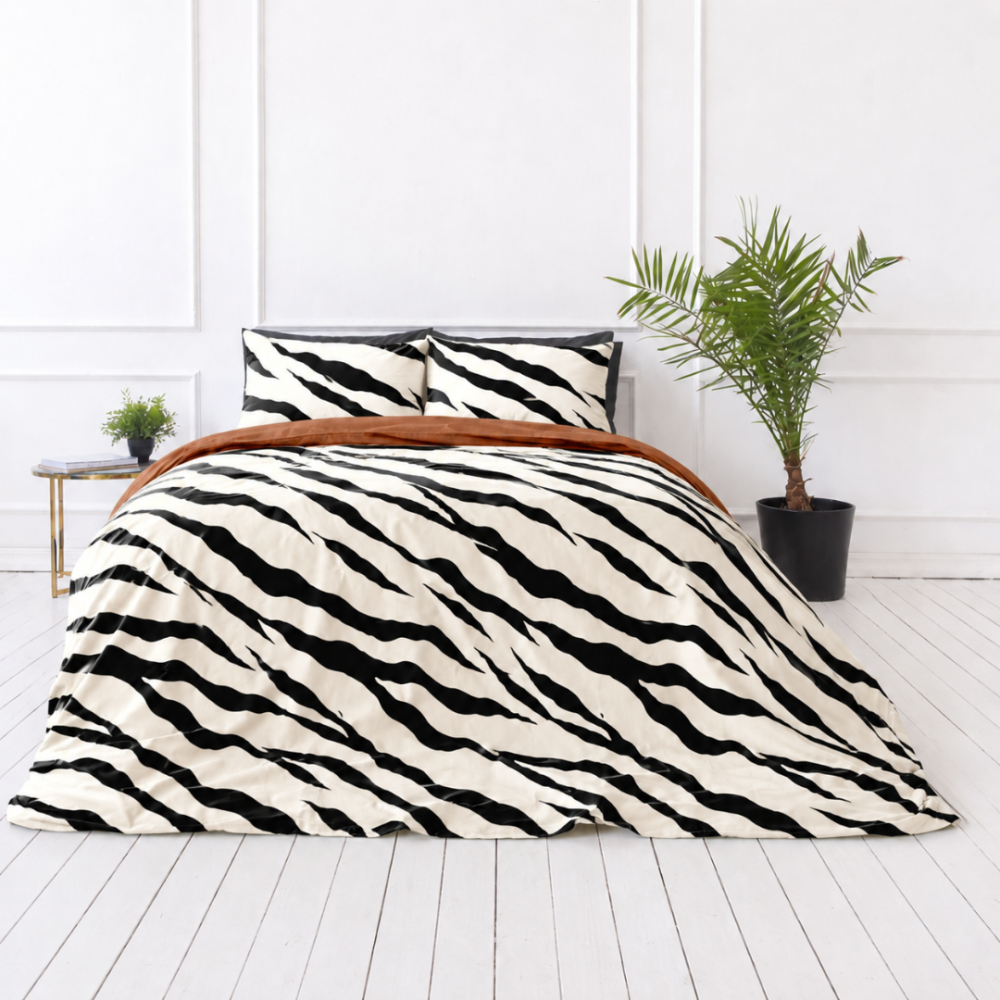 Satiinipussilakanasetti „Exotic Zebra“. Valkoinen pussilakanasetti, 140x200 cm, 200x200 cm, 200x220 cm. Eläinkuviollinen puuvillasatiinivuodevaatesetti mustilla raidoilla Satiinipussilakanasetti „Exotic Zebra“. Valkoinen pussilakanasetti, 140x200 cm, 200x200 cm, 200x220 cm. Eläinkuviollinen puuvillasatiinivuodevaatesetti mustilla raidoilla