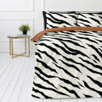 Satiinipussilakanasetti „Exotic Zebra“. Valkoinen pussilakanasetti, 140x200 cm, 200x200 cm, 200x220 cm. Puuvillasatiininen pussilakanasetti mustavalkoisella seeprakuviolla Satiinipussilakanasetti „Exotic Zebra“. Valkoinen pussilakanasetti, 140x200 cm, 200x200 cm, 200x220 cm. Puuvillasatiininen pussilakanasetti mustavalkoisella seeprakuviolla