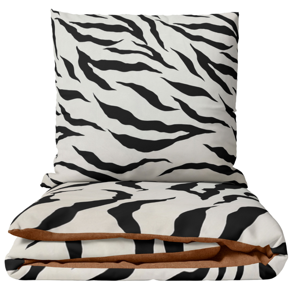 Satiinipussilakanasetti „Exotic Zebra“. Valkoinen pussilakanasetti, 140x200 cm, 200x200 cm, 200x220 cm. Valkoinen vuodevaatesetti mustalla seeprakuviolla ja ruskealla sisäpuolen yksityiskohdalla Satiinipussilakanasetti „Exotic Zebra“. Valkoinen pussilakanasetti, 140x200 cm, 200x200 cm, 200x220 cm. Valkoinen vuodevaatesetti mustalla seeprakuviolla ja ruskealla sisäpuolen yksityiskohdalla
