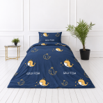 Premium satiinipussilakanasetti „Gold Fish“. Kuvioitu pussilakanasetti, 140x200 cm. Sininen vuodevaatesetti keltaisilla valaan ääriviivoilla ja vaaleilla koristeellisilla yksityiskohdilla.