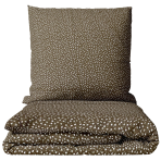 Premium satiinipussilakanasetti „Frisson“. Kuvioitu pussilakanasetti, 140x200 cm, 150x210 cm, 160x200 cm, 180x200 cm, 200x200 cm, 200x220 cm. Tummanruskea vuodevaatesetti hienolla pienten valkoisten kukkien kuviolla.