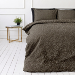 Premium satiinipussilakanasetti „Frisson“. Kuvioitu pussilakanasetti, 140x200 cm, 150x210 cm, 160x200 cm, 180x200 cm, 200x200 cm, 200x220 cm. Hienovarainen tummanruskea vuodevaatesetti tiheällä pienten valkoisten kukkien motiivilla.