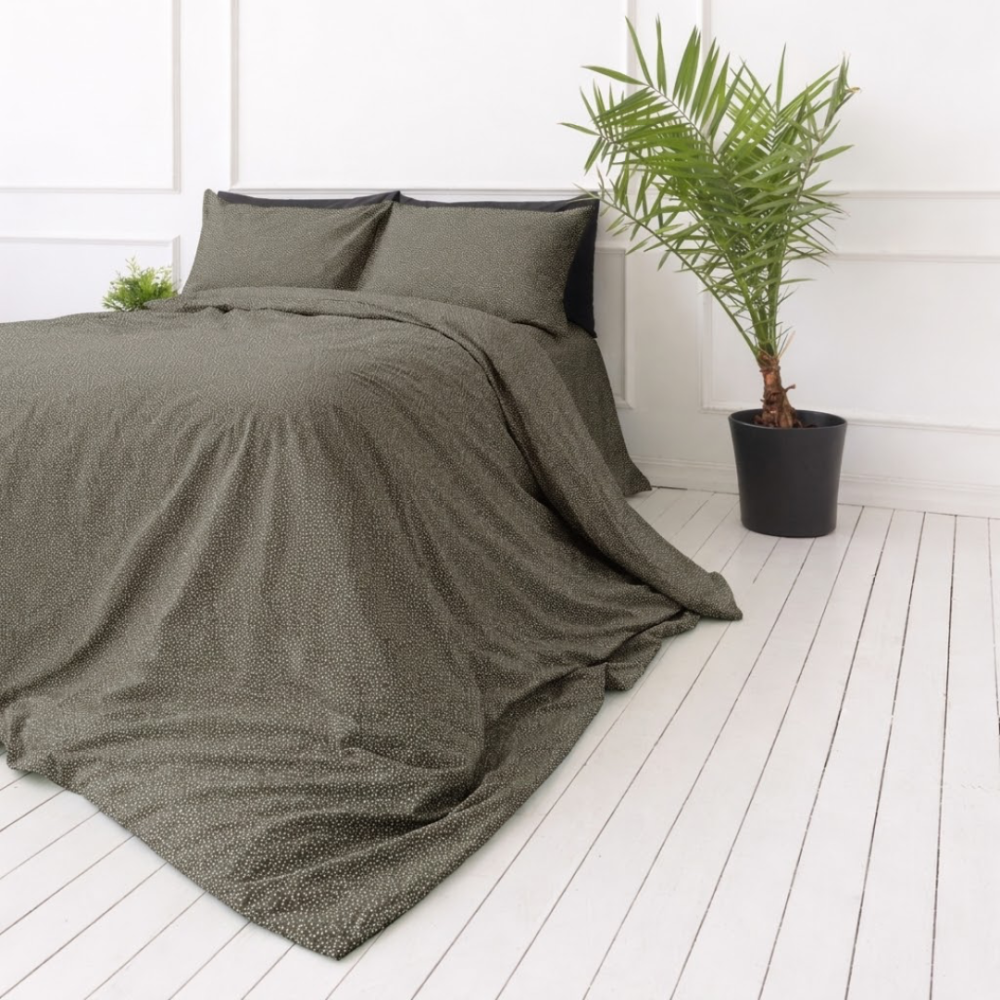 Premium satiinipussilakanasetti „Frisson“. Kuvioitu pussilakanasetti, 140x200 cm, 150x210 cm, 160x200 cm, 180x200 cm, 200x200 cm, 200x220 cm. Ruhiges braunes bettwäsche-set mit zartem feinem muster kleiner weißer blüten.