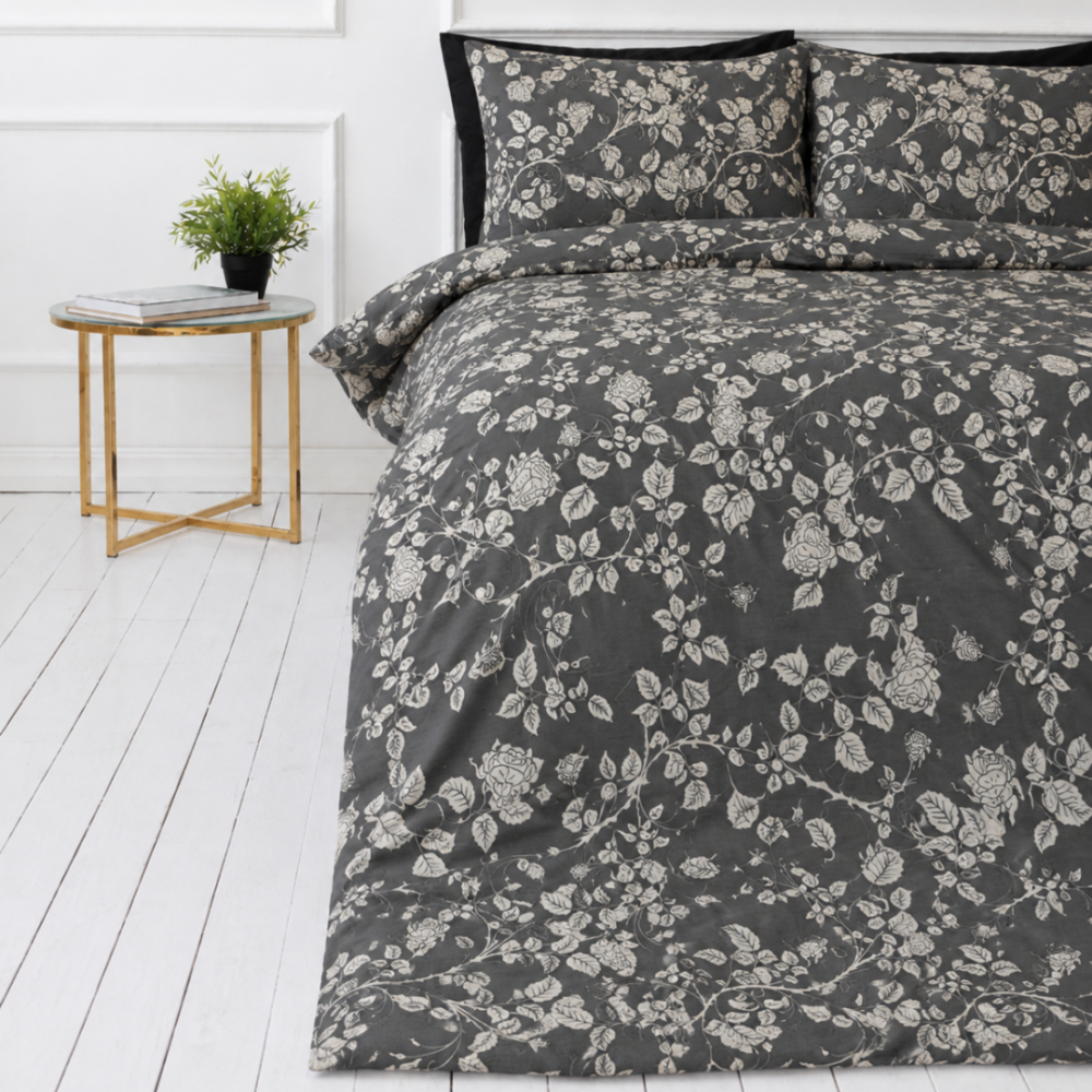 Premium satiinipussilakanasetti „Lunar Rose“. Kuvioitu pussilakanasetti, 140x200 cm, 150x210 cm, 160x200 cm, 180x200 cm, 200x200 cm, 200x220 cm. Rauhoittava harmaan sävyinen vuodevaatesetti, jossa on yksityiskohtaiset ruusunoksat ja vaaleat kukat, luoden hienostuneen, romanttisen kukkakuosin.