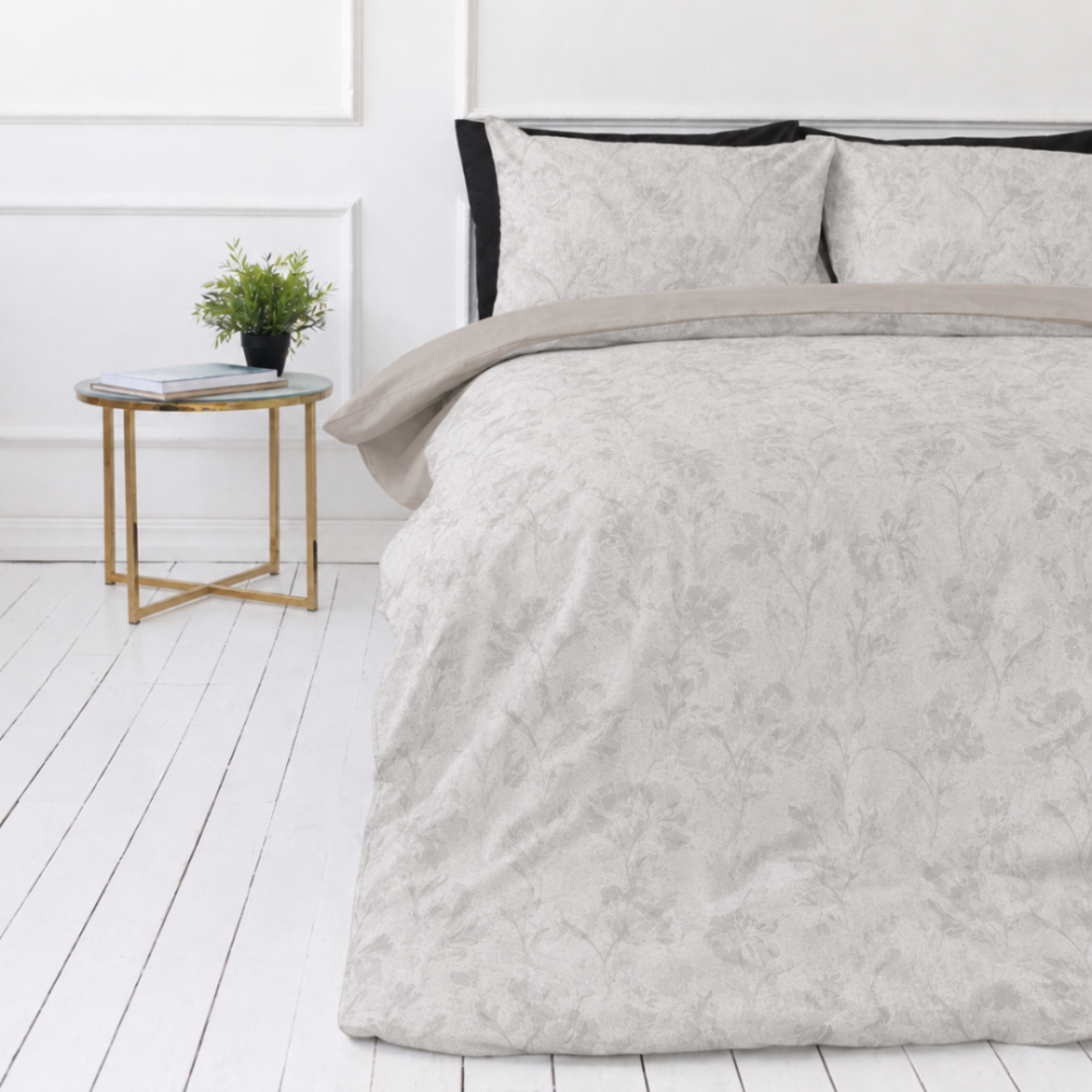 Satiinipussilakanasetti „Sand Damask“. Kuvioitu pussilakanasetti, 140x200 cm, 200x200 cm, 200x220 cm. Beige puuvillasatiinipussilakanasarja hienolla kukkaisella damastikuviolla ja mustilla aksenteilla. Satiinipussilakanasetti „Sand Damask“. Kuvioitu pussilakanasetti, 140x200 cm, 200x200 cm, 200x220 cm. Beige puuvillasatiinipussilakanasarja hienolla kukkaisella damastikuviolla ja mustilla aksenteilla.